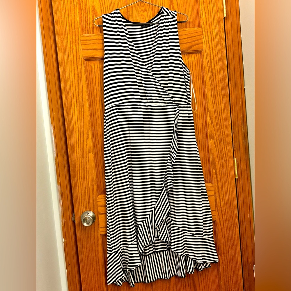 Apt 9 tshirt dress w/ faux wrap & ruffle trim in B&W